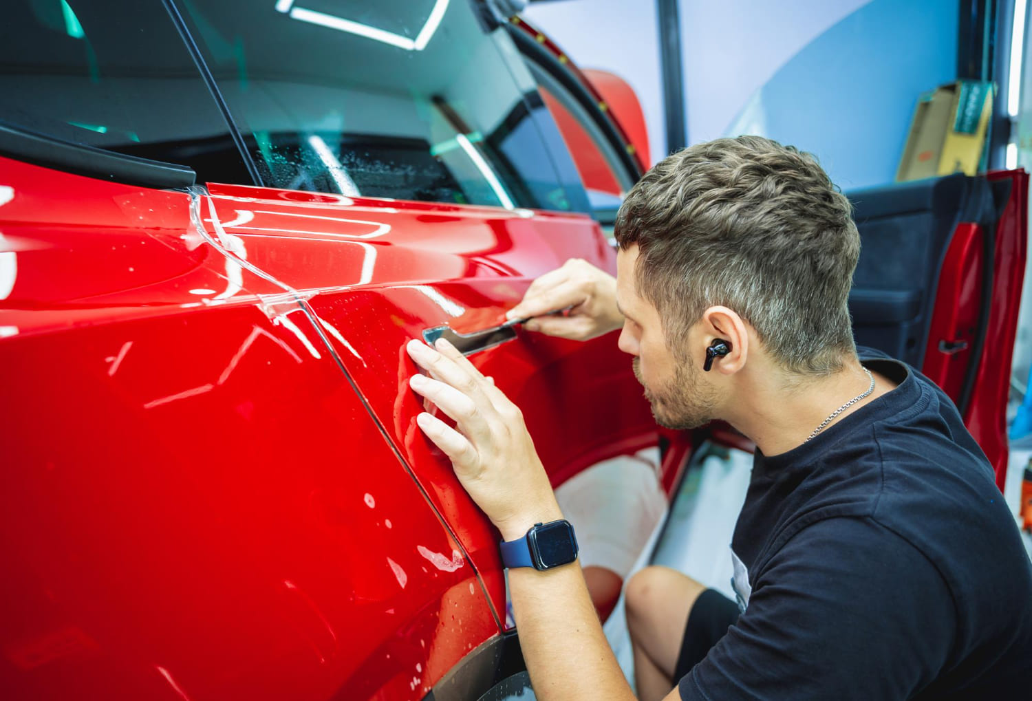 zakładanie czerwonej folii ppf na auto